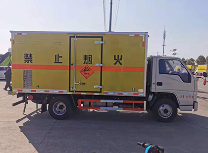 福田爆破器材运输车工人安全操作规范与智能技术保障